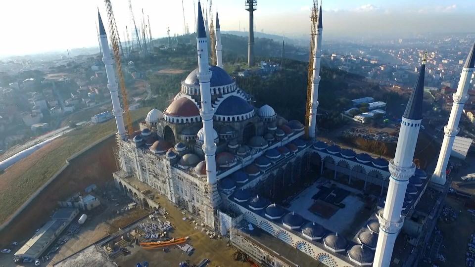 <p>6 minareli, 16 şerefeli.</p>
