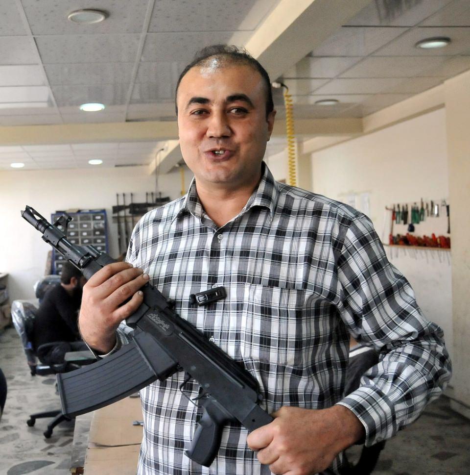 <p>İyi malzeme kullandıkları için ürünlerine süresiz garanti verdiklerini kaydeden Dağlıoğlu, Türkiye'de silah üretimi son yıllarda geliştiği için ham madde bakımından sıkıntı yaşanmadığını belirtti.</p>
<p> </p>