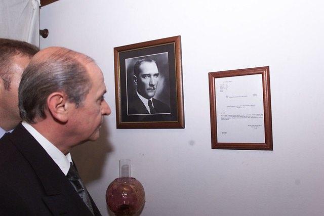 <p><strong>23 Haziran 1998​</strong></p>

<p>MHP Genel Başkani Devlet Bahçeli, Yenipazar ilçesinde bulunan Yörük Ali Efe Evi Müzesini ziyaret etti.</p>
