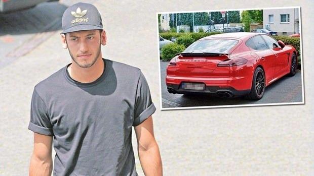 <p><strong>Hakan Çalhanoğlu</strong><br />
<br />
Milli futbolcu Hakan Çalhanoğlu, idmanlara bu araba ile gidiyor. Alman basını da Hakan'ın arabasını ilk aldığı zamanlar manşetlerine taşıdı.</p>
<p> </p>