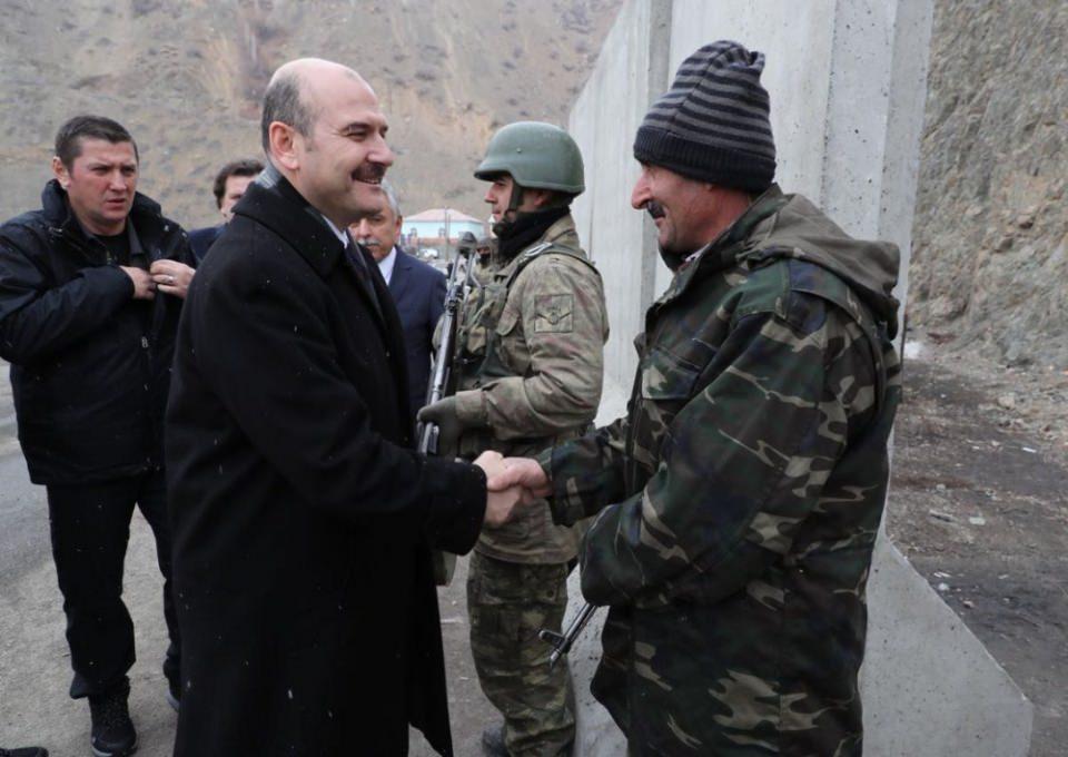 <p>Bakan Soylu, twitter hesabında tabur komutanlığı ziyaretiyle ilgili fotoğrafları, “Fatihler Jandarma Komando Özel Harekat Tabur Komutanlığında kahramanlarımızla” notuyla paylaştı.</p>
<p> </p>