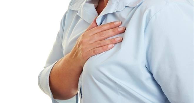 <p>Kalp krizinde en sık görülen şikayetlerin başında göğüste, sol kolda ağrı, baskı ve çarpıntı gelir. Bunların hiçbiri olmadanda yorgunluk, uykusuzluk gibi müphem belirtilerle de kalp krizi geçirilir.</p>
