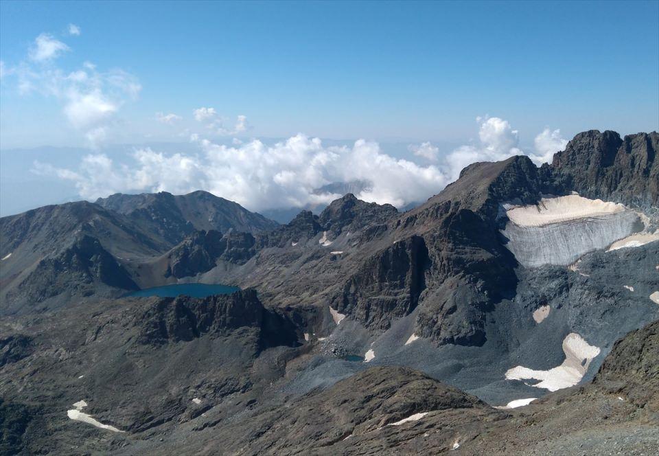 <p>Alternatif turizmin önemli merkezlerinden</p>
<p>Yaz aylarında alternatif turizmin ve dağcılığın önemli merkezlerinden olan Kaçkarlar'a gelerek farklı etkinliklere katılan ve özellikle Kaçkar Dağı zirvesine tırmanan dağcılar, yorgunluklarını gün içerisinde, su sıcaklığı 5 ile 10 derece arasında değişen buzul göllerinde atıyor. </p>