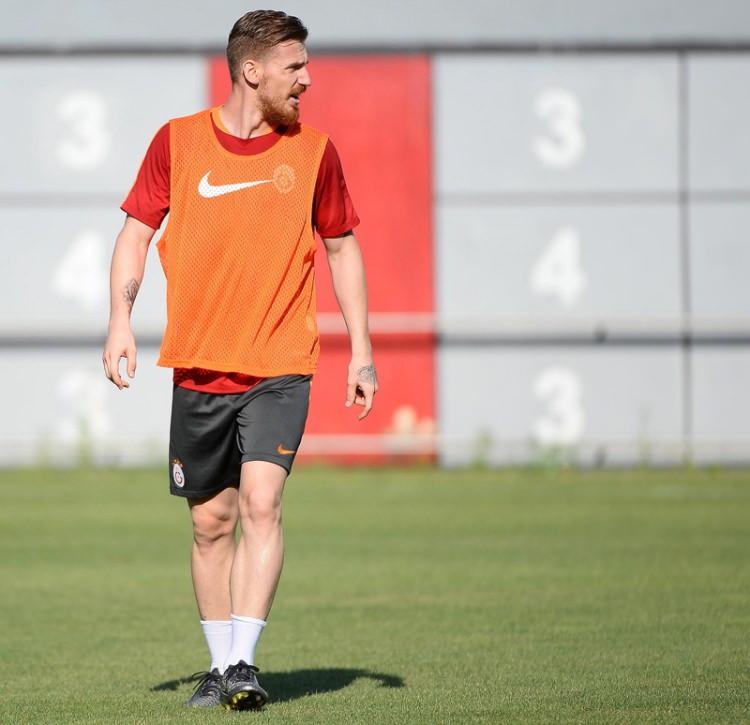 <p><strong>DENAYER’İ GERİ İSTEDİ</strong></p>
<p>Stopere Riekerink’in yazdığı ilk isim Serdar Aziz oldu.</p>