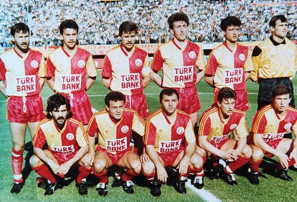 <p><strong>Galatasaray (1990-1991)</strong></p>
<p>1990-1991 sezonunda Türkiye 1.Lig’nde 2.olan, Türkiye Kupası ve Cumhurbaşkanlığı Kupası’nı ise müzesine götüren Galatasaray. Sarı-kırmızılı takımın teknik direktörü Mustafa Denizli.</p>
<p>Soldan sağa</p>
<p>Ayaktakiler: Yusuf Altıntaş, Bülent Korkmaz, Cüneyt Tanman, Hasan Vezir, Erdal Keser, Hayrettin Demirbaş.</p>
<p>Oturanlar: Uğur Tütüneker, Muhammet Altıntaş, Metin Yıldız, Tugay Kerimoğlu, Tanju Çolak.</p>