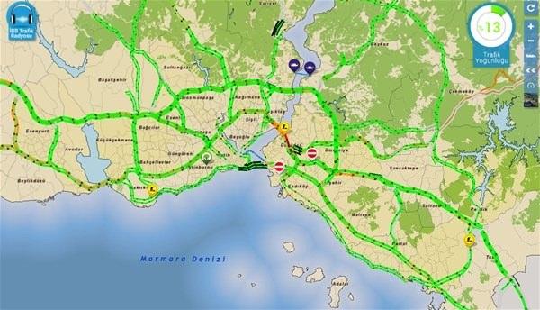 <p><strong>İstanbul'da bayram trafiği yoğunluğu, yerini bomboş yollara bıraktı.</strong></p>
<p>Ramazan Bayramı tatilini şehir dışında geçirmek isteyen İstanbullular araçları ile çıktığı yollarda dün akşam saatlerinden itibaren yoğun trafiğe neden olmuştu. Yoğun trafik yerini, sakinliğe bıraktı. İstanbul Büyükşehir Belediyesi’nin trafik uygulamasında ise yolların boş olduğunu gösteren yeşil ibaresi olduğu ve trafiğin normalin aksine yüzde 13'lerde olduğu görülüyor. </p>
