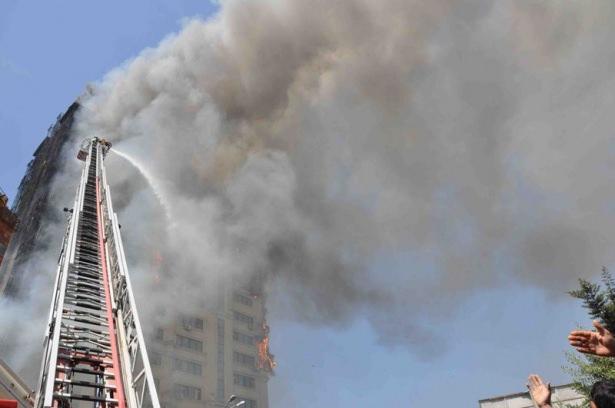 <p>Azerbaycan’ın başkenti Bakü’de 16 katlı bir apartmanda çıkan yangın sonucu 13 kişi hayatını kaybetti, en az 60 kişi yaralandı.</p>
