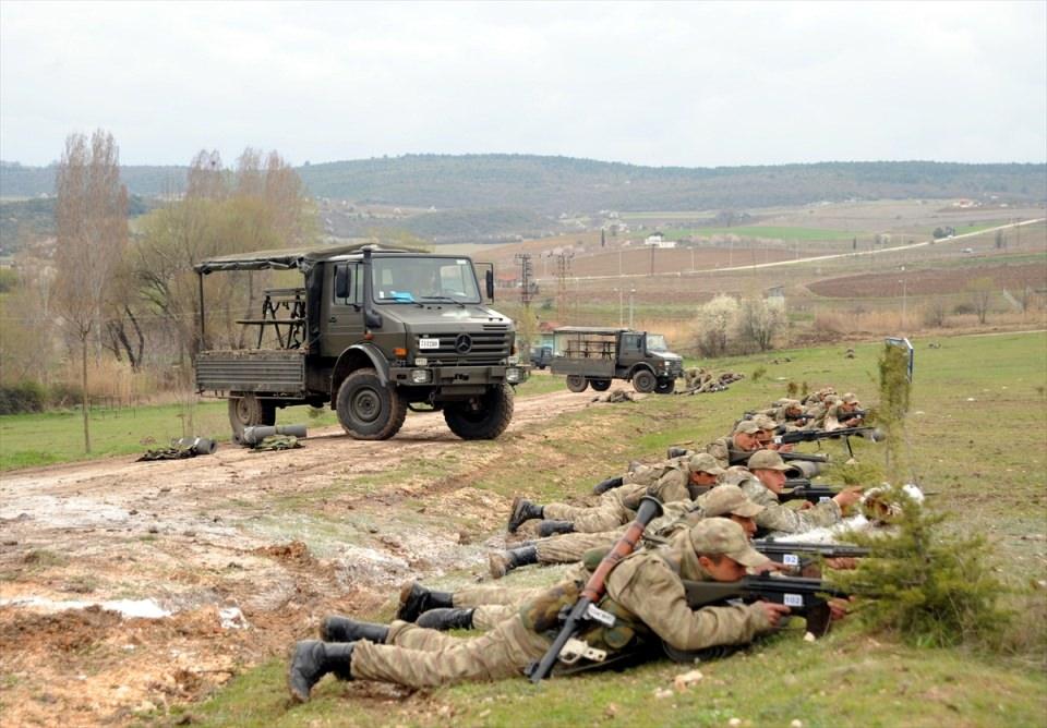 <p>Askerler, 9 haftalık eğitimlerinin tamamlanmasının ardından ailelerinin de katıldığı "yemin töreni" ile "usta er" olup, dağıtımlarının yapıldığı birliklere hazır olarak gönderilmenin gururunu yaşıyor.</p>
<p> </p>
