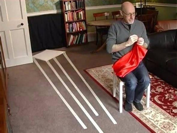 <p>Zaten bardağı en başta kaybederiz. Bardağı kaybettikten sonra hala bardak varmış gibi gözükmesini sağlayan gizli bir tel bulunuyor mendilin üzerinde.</p>