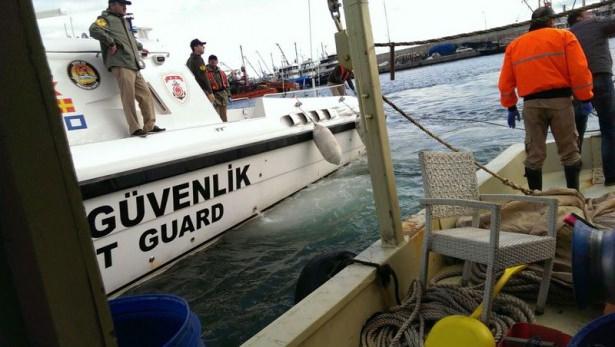 <p>İstanbul Boğazı'nın Karadeniz çıkışı Rumeli Feneri açıklarında kaçakları taşıyan tekne battı. Tekne kazasında çok sayıda ölü ve yaralı var.</p>

<p> </p>
