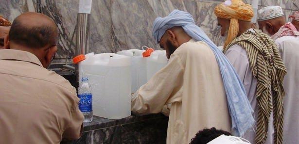 <p>Zemzem suyunun ezan okunduğunda berraklaştığını ifade eden Japon bilim adamı Dr. Masaru Emoto, "Zemzem, çevresinde cereyan eden bütün değişimleri hafızasına alıyor.Yapısı çok farklı. Bu, onu dünyadaki diğer elementlerin efendisi yapıyor" dedi.</p>