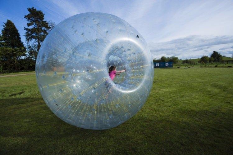<p>Rusya'nın Dombai kayak merkezinde 8 Ocak'ta eğlenmek için zorbing topunun içine giren iki arkadaş, bu spor dalı için hazırlanmış özel patikadan topun çıkmasıyla uçuruma yuvarlanmış, kayalara ve taşlara çarparak kilometrelerce sürüklendikten sonra durabilmişti.</p>
