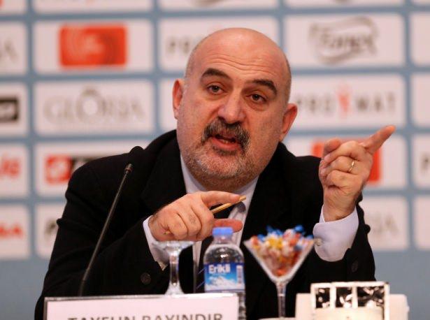 <p><strong>Tayfun Bayındır: Bebek yüzlü katil</strong><br />
<br />
Bu skor ve kupadan eleniş bir Fenerbahçe beceriksizliği değil, tam anlamıyla Hırvat hakem Ivan Bebek organizasyonudur. Ofsayttan atılan ilk gol, penaltıyla uzaktan yakından alakası olmayan pozisyon ve ardından gelen kırmızı kart aslında 90 dakikanın tam bir özeti.</p>
<p>Ülkemizde çok sayıda hakem uleması var. Her hafta ahkam kesip duruyorlar. Bizim hakemlerimizi yerin dibine sokup, zaman zaman kasıttan zaman zaman eyyamdan dem vuruyorlar. Merak ediyorum, bu maçla ilgili ne yazacaklar.</p>
<p>Gerçekten bir Avrupa kupası maçında hele ki çeyrek final yolunda bir FIFA hakeminin sonuca bu kadar net hem de bilinçli bir şekilde etki ettiğini görmedim.</p>
<p>İlk 45 dakika çaldığı düdüklerin neredeyse yarısı tartışmaya açık. Kalan diğer yarısı ise Fenerbahçe’yi sindirmek üzere kurgulanmıştı. Hırvat Ivan Bebek’e kötü hakem demek, onun dünkü tereyağından kıl çekercesine organize ettiğe yapıya hakaret olur. Bu kadar başarılı bir taraflı yönetimi ancak üst seviyede ve bu işleri çok iyi bilen hakem yapabilir. Ivan Bebek de dün bunu net bir şekilde bize gösterdi.</p>
<p>Vitor Pereira’yı oyun dışına attığı pozisyon ne kadar maça ön yargılı çıktığının kanıtıdır. Bırakın Avrupa Ligi’ni açın Şampiyonlar Ligi’ni hatta en yakın 4-2’lik Bayern Münih-Juventus maçını izleyin. Çok sayıda futbolcunun taç atışlarını 5-10 metre ileriden attığını ve hakemlerin de bu durumda son derece toleranslı olduğunu gördük.</p>
<p>Zaten bir hakem eğer toleransını bırakıp maça çıkmışsa o zaman mutlaka sahada facia izlenir. Bir taraf hiç hak etmediği sonuçla maçı kazanır. Diğer taraf da göz göre göre yediği dayak ve kupadan elenişle kös kös evine döner. İşte dün tıpkı böyle oldu.</p>
<p>Türkiye, siyasette, sporda, sanatta ve eğitimde dünyanın her yerinde yalnız bir ülke. Hiçbir alanda ne desteğimiz var ne de lobimiz. Her gelen ‘vurun abalıya’ misali tekmeleyip geçiyor. Bu Ivan Bebek, herhangi bir İtalyan, İspanyol hatta Yunan takımının maçını böyle yönetsin de göreyim.</p>
<p>O yakasındaki FIFA kokartını, onun gözüne sokarlar. Biz ise sırtını sıvazlayıp duruyoruz, belki az canımızı yakar diye. Bebek, Allah’ından bulsun, başka söyleyecek bir şey yok.</p>
<p>Ama şu bir gerçek ki Pereira’ya söyleyecek çok sey var. 1-0’ın avantajıyla gittiğin deplasmanda Diego değil, Ozan oynardı. Daha bir oyunu tutardık, belki daha az sarı kart görürdük. Aslında ilk yarıda her şey istediğimiz gibiydi. Golü de en iyi olduğumuz anda kalemizde gördük. Yanıtı da Braga’nın en iyi olduğu anda verdik. Beklentimiz, soyunma odasından dönüşte orta sahası Ozan ya da Meireles’le güçlenmiş bir takımdı. Ama Pereira bunu tercih etmedi.</p>
<p>Yazık, gerçekten çok yazık. Fenerbahçe, bu Braga’yı rahat geçerdi. Hiç hesapta olmayan Hırvat’ı unuttu. Bundan sonrası artık toparlanma vaktidir.</p>