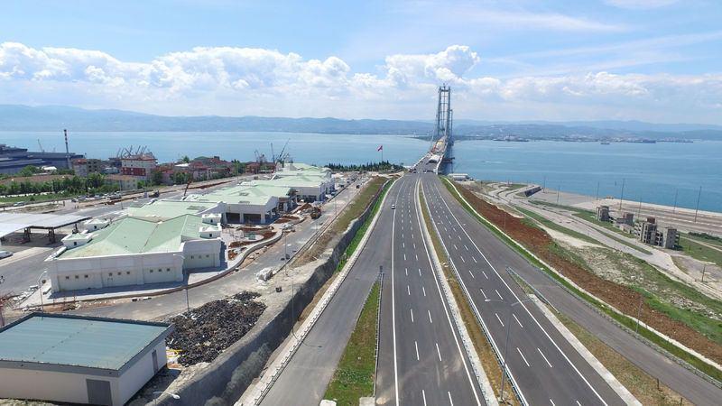 <p><strong>AÇILMADAN ÜZERİNDE YOĞUN TRAFİK OLUŞTU</strong></p>

<p>Çalışmalar sırasında köprünün üzerinde yoğun bir trafik oluştu. Köprü üzerinde şu anda hız sınırı 10 kilometre olarak belirledi. İşçileri taşıyan servis minibüsleri, forklifter, vinçler, malzeme taşıyan kamyonlar şu anda köprü üzerinde bu hızda hareket ediyorlar. Çalışmalar tamamlandıktan sonra ise özel araç sürücüleri köprüden 120 kilometre azami hızla geçebilecekler.</p>
