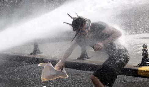 <p>Kalbinde yoksa yerim,o zaman suyumun tadına bak derim.</p>