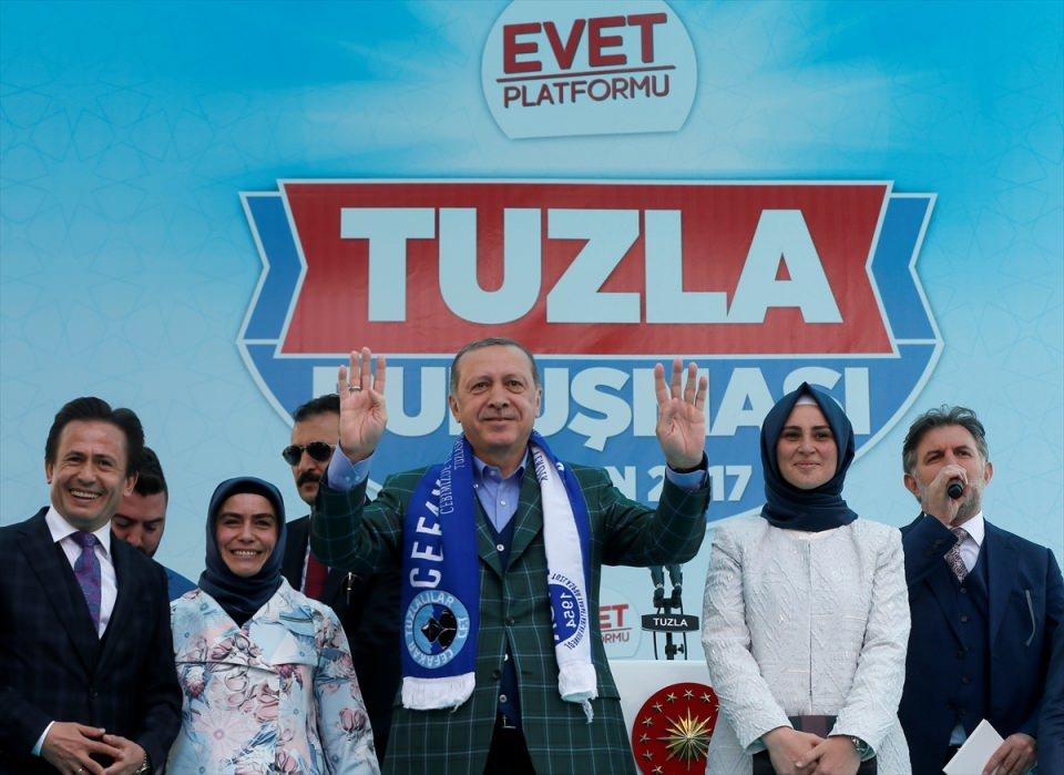 <p>Cumhurbaşkanı Recep Tayyip Erdoğan, İstanbul'un Tuzla ilçesindeki buluşma etkinliğine katıldı.</p>

<p> </p>

