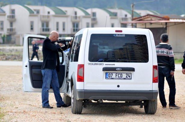 <p>Antalya'da polis ekiplerince kovalanan, yakalanacağını anlayınca otomobilinden inerek başına silah dayayan şüpheli, kendisini ikna etmeye çalışan ekiplerin dalgınlığından faydalanarak başka araçla kaçtı.</p>