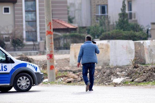 <p>Kepez ilçesinde bir kişinin kız arkadaşını darbettiği ihbarını alan polis ekipleri, şüphelinin bulunduğu otomobili takibe başladı.</p>