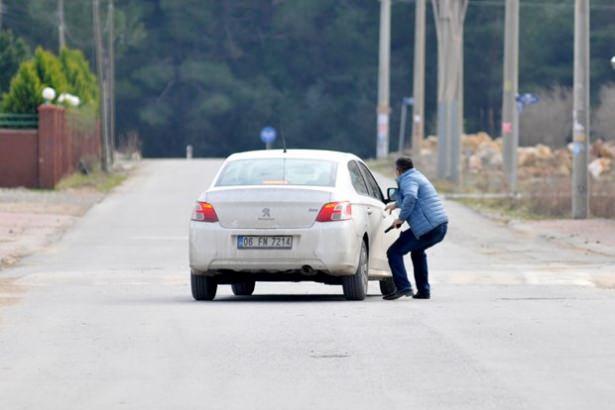 <p>"Dur" ihtarına uymayan otomobil sürücüsü ile polis arasında Konyaaltı ilçesi Hurma ve Liman mahallerinde yaklaşık 15 dakika süren kovalamaca yaşandı.</p>