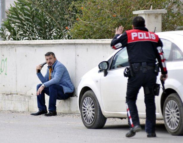 <p>Sarısu Mahalesi 141 Sokak girişinde polis tarafından durdurulan otomobilinden inen Sinan A, silahını başına dayayarak kız arkadaşının olay yerine gelmesini istedi.</p>