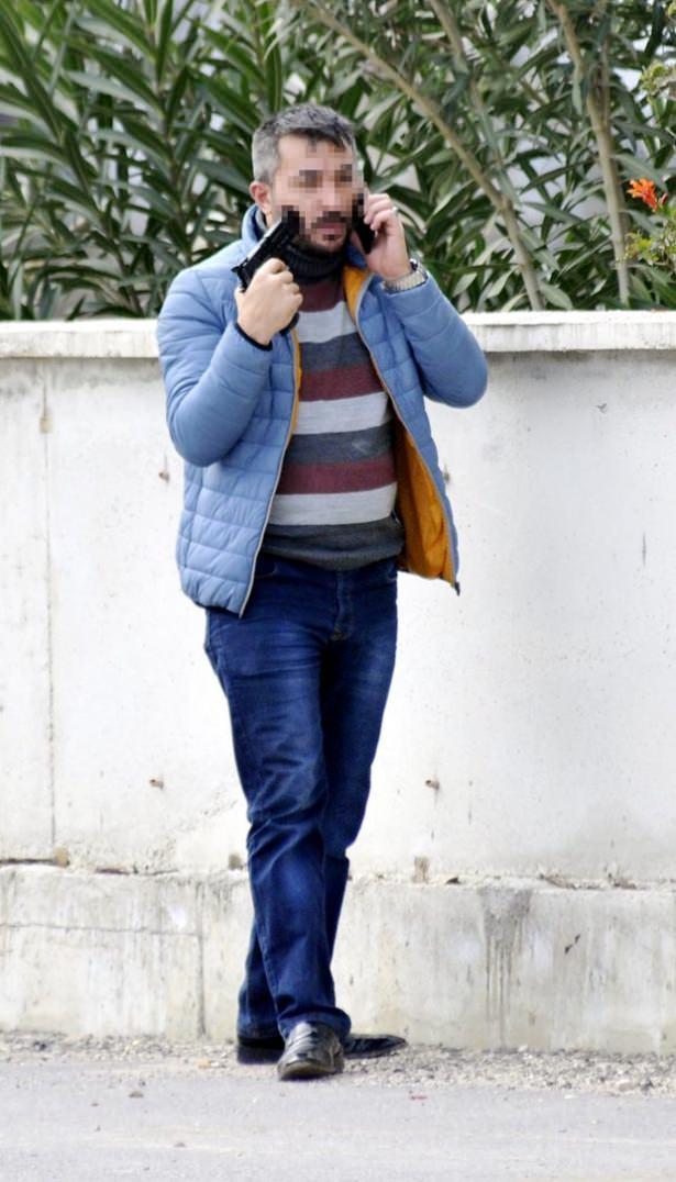 <p>Bu sırada, telefonla konuşarak y&uuml;r&uuml;meye başlayan ve polis ekiplerince uzaktan takip edilen ş&uuml;pheli, yanına gelen otomobile binerek ka&ccedil;tı.</p>
