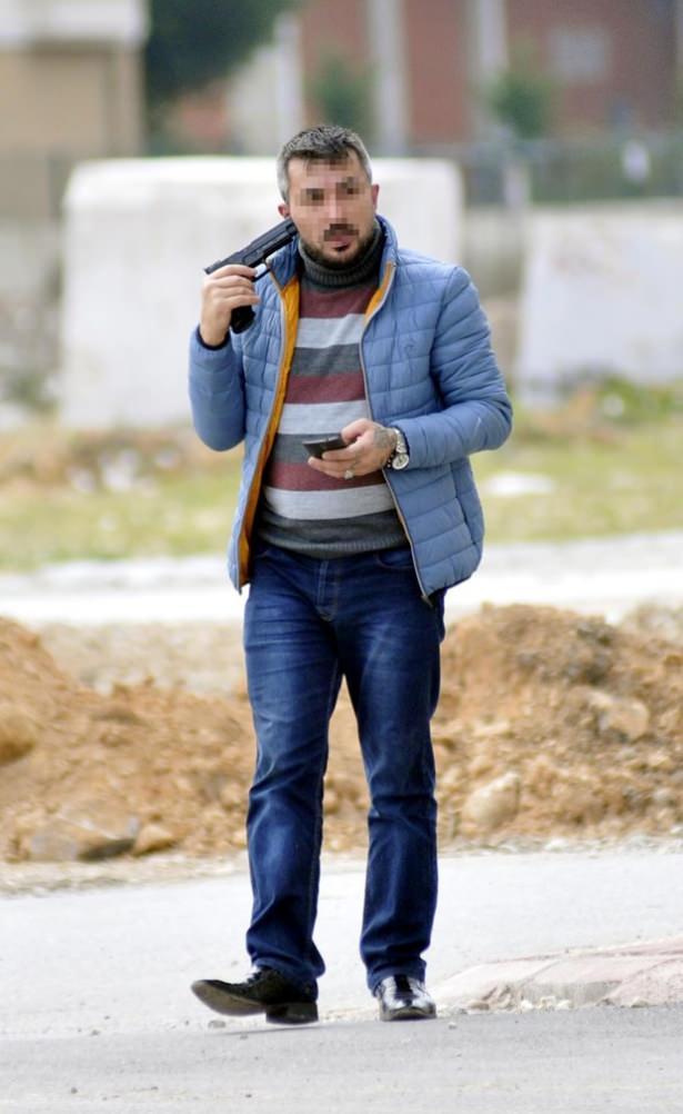 <p>Polis ekipleri, otomobili yaklaşık bir saat sonra Liman Mahallesi 13. Sokak'ta terk edilmiş halde buldu.Dolandırıcılık su&ccedil;undan arandığı belirtilen Sinan A. ile ka&ccedil;masına yardımcı olan kişinin yakalanması i&ccedil;in &ccedil;alışmalar s&uuml;r&uuml;yor.</p>
