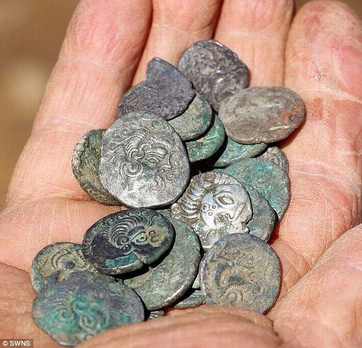 <p>defineyi bulan hazine avcıları bu gömüyü bulmak için 30 yıldır iz sürüyorlar, define avcıları sikke efsanesi olarak dilden dile dolaşan bu efsanenin gerçek olabileceğini düşünerek yola çıktıkları ve bu şekilde karar verdiklerini söylüyorlar.</p>