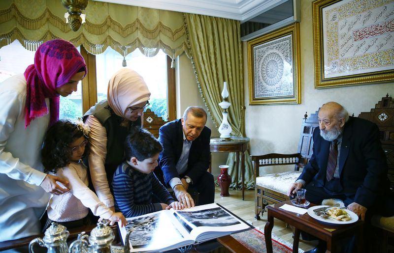 <p>Güler'in bu talebi üzerine Cumhurbaşkanı Erdoğan'ın Kısıklı'daki konutunda buluşma gerçekleşti. Erdoğan ile Güler'in çekim öncesinde gerçekleştirdikleri sohbette Güler'in fotoğraf sanatına yaptığı katkılar konuşuldu.</p>

<p> </p>
