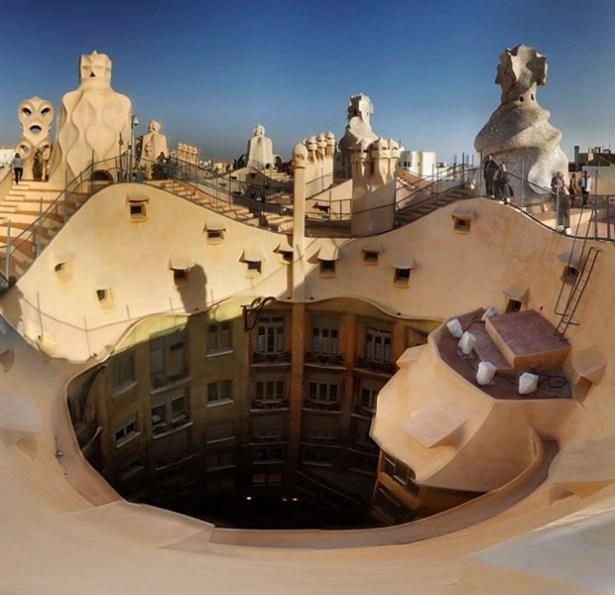 <p>La Pedrera (Barcelona, İspanya)</p>
