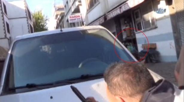 <p>Diyarbakır Baro Başkanı Elçi'nin yaşamını yitirdiği ve bir polisin şehit olduğu olayda kameralar kayıttaydı. Basın açıklaması sırasında silah sesi üzerine kameralar ve polisler sokağın sol tarafına döndü.</p>
