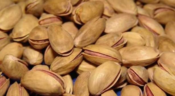 <p>En karışığından bir kuru yemiş tabağı</p>

<p>Özellikle diyet yapanların ara öğünlerini geçiştirdiği bir paket kuru yemiş aslında diyete pek de uygun değil. Kısacık bir not ekleyelim: Bu her kuru yemiş için geçerli değil, diyetisyenlerin önerdiği yemişlerin dışına çıkmamakta fayda var.</p>

<p>Özellikle paket halinde satılan atıştırmalık kuru yemişlerin içerisinde sadece kayısı kurusu, fındık, badem gibi şeyler olmuyor. Şekerle kaplanmış drajeler, susamlı gıdalar ve kızartılmış muz dilimleri gibi kalorisi bol besinler de yer alıyor. Bu şekilde bir avuç çerez tüketmek, vücuda gereksiz şekilde 300-600 kalori kazandıracaktır.</p>

<p> </p>
