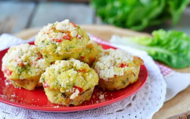 <p>Kepekli de olsa muffinler</p>

<p>Eğer siz de doughnut yerine kepekli ya da meyveli muffin tercih ediyorsanız, üzücü bir haberimiz var. İçerdiği şeker ve yağlı hamuru nedeniyle en az doughnut kadar kalorisi yüksek diyebiliriz. Kısa bir not daha: Her iki yiyeceğe de tamamen zararlı demiyoruz, amman yanlış anlaşılma olmasın sadece kalorisinin düşük olmadığını vurgulamak niyetindeyiz.</p>
