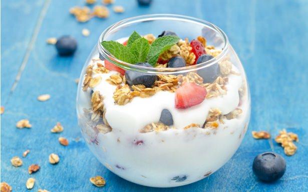 <p>Kahvaltıda yediğiniz müsli ve mısır gevrekleri</p>

<p>Tükettiğiniz müslinin içinde eğer krema ve tam yağlı süt varsa, içine koyduğunuz kalorisi düşük meyveler işe yaramayacaktır. Aynı şekilde kahvaltılık gevrekler için de aynı durum geçerli. Özellikle küçük porsiyonların doyurmadığı bu gıdalara, tanelerin sütten önce bitmesi durumunda birden fazla ekleme yapıyoruz. Bu durumda da farkında olmadan fazladan kalori alıyoruz. Anlıyoruz ki uzmanların dediği “Kahvaltı günün en önemli öğünüdür” lafı son derece doğru.</p>
