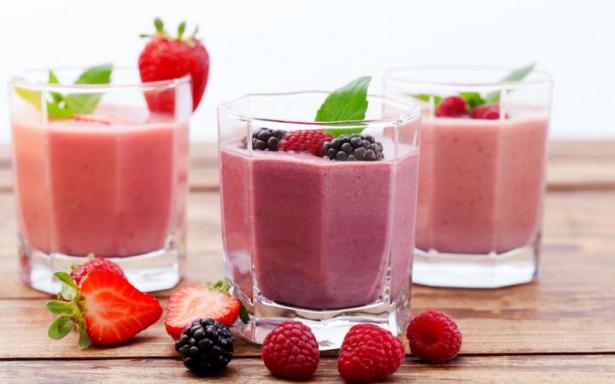 <p>Yaz kış demeden içtiğiniz smoothie’ler</p>

<p>Sağlıklı olduğu için evde yaptığınız ya da direkt satın aldığınız smoothie’ler en az uzak durduğunuz hamburgerler kadar kalori içeriyor. Sağlıklı ve taze olmasından yana bir sıkıntımız yok ancak içerdiği meyve ve sebzeler, eklenen süt, şeker, meyve şurubu gibi ilaveler de düşünüldüğünde, smoothie’nin kalorisi de 1000’e kadar çıkabiliyor.</p>
