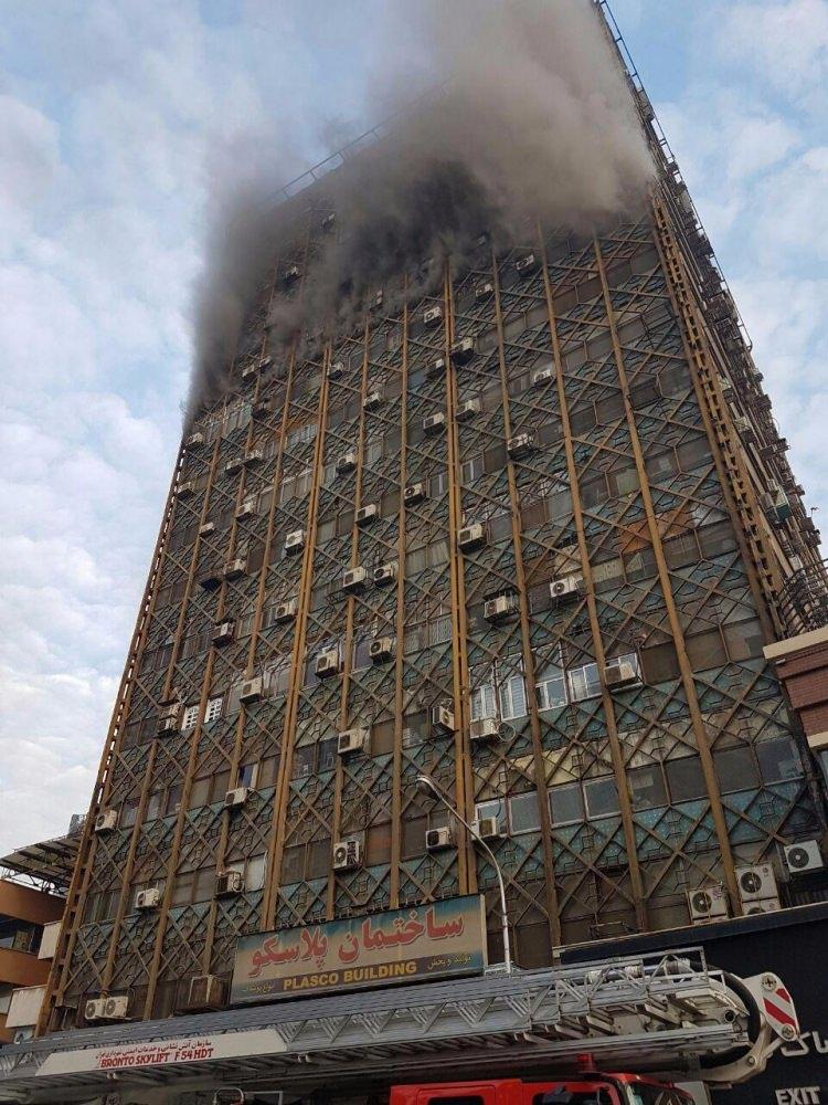 <p>İran'ın başkenti Tahran'da iş yerlerinin bulunduğu İstanbul Dört Yol kavşağındaki 17 katlı Plasku İş Merkezi, çıkan yangın sonucu çöktü.</p>

<p> </p>
