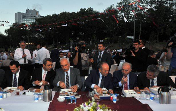 Taksim meydanını hınca hınç dolduran iftar