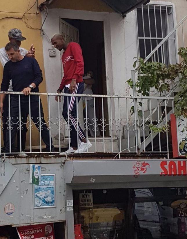 <p>İstanbul'da gezdiği mahallede vatandaşlarla fotoğraf çektiren Talisca'ya mahalle sakinleri teşekkür ederken, yıldız futbolcunun bu davranışı sosyal medyada büyük ilgi gördü.</p>
