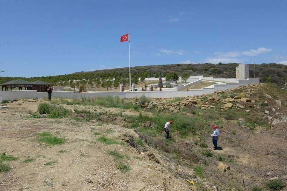 <p>Çanakkale Savaşları Gelibolu Tarihi Alanının kültürel, doğal, milli ve manevi değerlerinin tanıtılması amacıyla kurulan Alan Başkanlığı, Kültür ve Turizm Bakanının talimatıyla, Gelibolu Yarımadası'ndaki tüm şehitlikleri, kültür varlıklarını, milli ve manevi değerleri tespit ederek, envanterini çıkarıyor.</p>

<p> </p>
