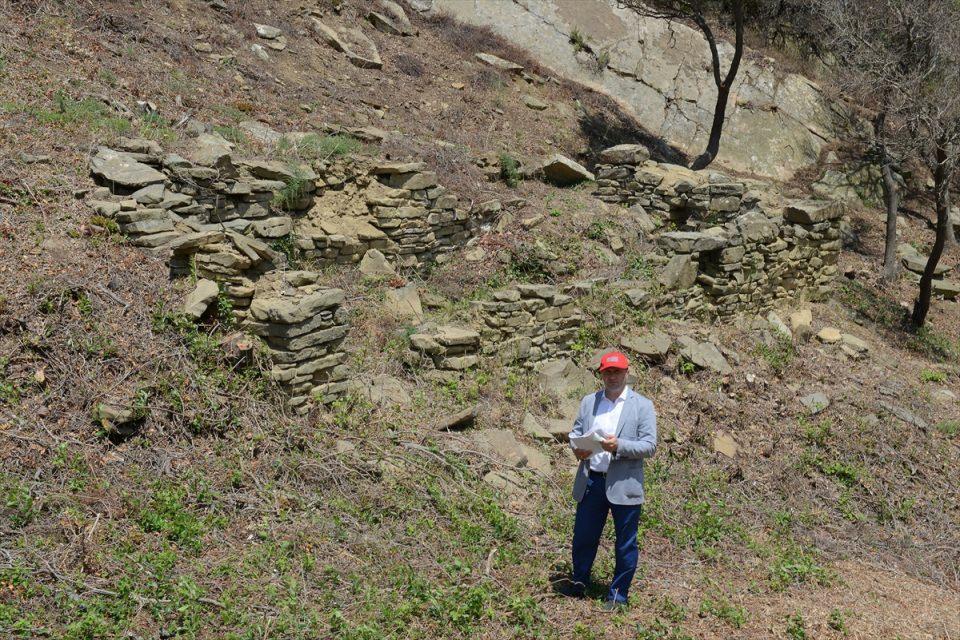 <p>Çanakkale Savaşları Gelibolu Tarihi Alan Başkanı Mehmet Gürkan, Harp Mecmuası'ndaki fotoğrafından dolayı Kireçtepe'nin en çok bilinen yer olduğunu belirtirken, bölgede çok önemli bir kültürel değer tespit ettiklerini söyledi. </p>
