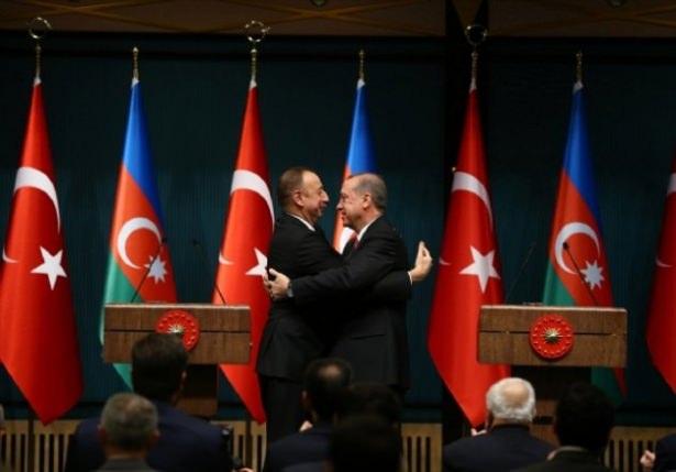 <p>Taha Dağlı - Haber7.com</p>
<p>Cumhurbaşkanı Erdoğan Azerbaycan ziyaretleri, Ankara’daki terör saldırısı nedeniyle iptal edildi. Bir önceki ziyaret de yine Ankara’da meydana gelen kanlı terör saldırısından dolayı gerçekleştirilememişti. Bu kez Erdoğan Bakü’ye gidemedi ama Azerbaycan Cumhurbaşkanı İlham Aliyev, Ankara’ya geldi. Türkiye ile Azerbaycan arasındaki ilişkiler özellikle de TANAP doğalgaz projesi uluslararası hangi güçleri neden rahatsız ediyor?</p>