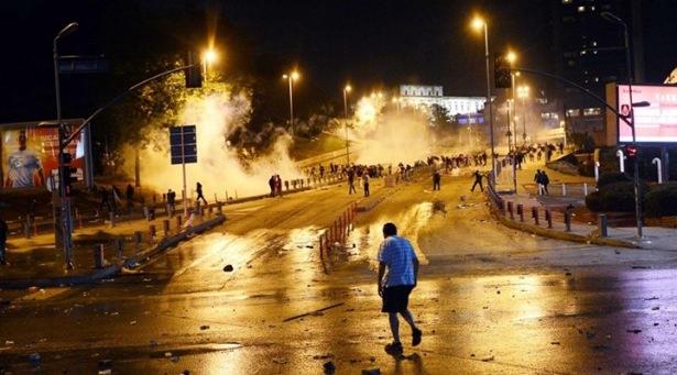 <p>GEZİ OLAYLARINDAN BERİ AYNI TEZGAH<br />
Türkiye nereden nereye gelmiş. Yüzde 6,5’tan yüzde 30’a. Yani İngilizlerin bir önceki projede elde ettikleri paya çekilmiş Türkiye’nin kazancı.</p>
<p>2013’ten bu yana TANAP’ın önemini, ne kadar hayati bir proje olduğunu anlatmaya çalıştık. Cumhurbaşkanı Erdoğan’ın Başbakanlığı döneminde elde edildi bu kazanımlar.</p>
<p>Türkiye TANAP’ta yüzde 30’luk hisseler alırken, aynı tarihte Kuzey Irak’tan petrol transferi anlaşması tamamlandı.</p>
<p>Peki ne oldu o süreçte? Gezi olayları patlak verdi, 17 Aralık operasyonu geldi. TANAP’a İngilizler, Kuzey Irak petrol transferine Amerikalılar şiddetli karşı çıktılar.</p>