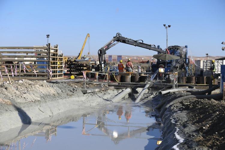 <p>Avrupa'nın en uzun ve en büyük çaplı boru hattını inşa ediyoruz. TANAP aslında 3 bin 500 kilometrelik bir boru hattı sisteminin ortasındaki kısım. Bu 3 bin 500 kilometrelik boru hattı dışında da Şah Deniz 2 dediğimiz Azerbaycan sahasında da kuyu başı yatırımlar devam ediyor. </p>
