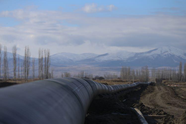 <p>"TANAP'ın 11,7 milyar dolar olarak belirlediğimiz ilk yatırım bedelini, şu anda 8,5 milyar dolara düşürdük. Gerek uyguladığımız proje yönetim sistemi gerekse petrol fiyatlarına bağlı olarak dünyada emtia fiyatlarının düşmesiyle yatırım bedeli bu seviyeye düşmüş durumda. </p>