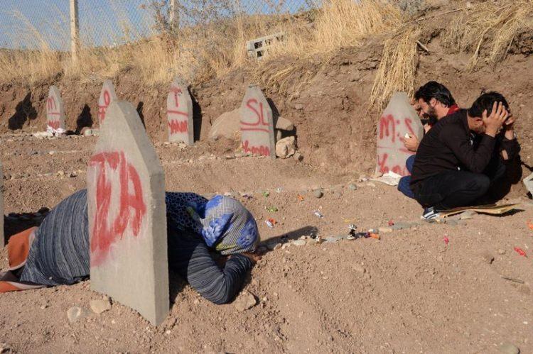 <p>Diyarbakır merkez Sur İlçesi Sarıkamış Köyü Dürümlü Mezrası’nda PKK’lıların bomba yüklü kamyonetinin patlamasında hayatını kaybeden Tanışık Köyün’nden 16 kişi, Ramazan Bayramı nedeniyle yakınları tarafından mezarları başında ziyaret edildi. </p>