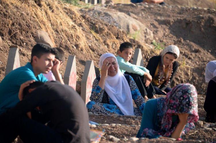 <p>PKK’nın bombalı komyonetin patlamasında hayatın 16 kişinin mezarına yakınları tarafından bayram şekeri bırakıldı. Yakınların kaybedenler, bu yıl onlarsız ilk bayramı geçirdiklerini dile getirdi.</p>
