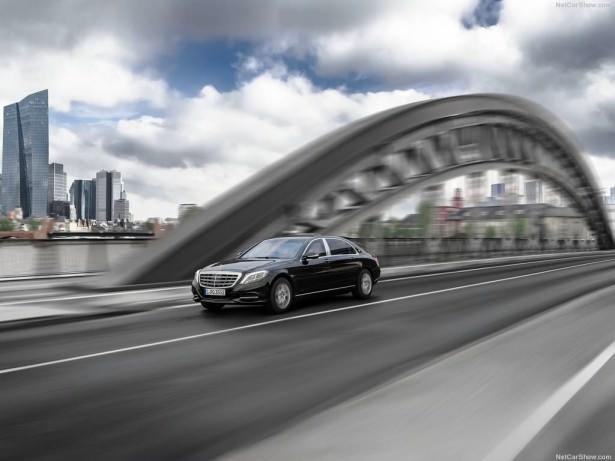 <p>Dışarıdan bakıldığında daha küçük çaplı jantlar ve iç mekanda çerçevesi kalınlaştırılan camların dışarıdan görünen bölümüyle standart versiyonlarından ayrılan otomobilde çift turbo beslemeye sahip, 6 litre hacimli v12 motor görev yapmaya devam ediyor.</p>
