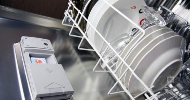<p>Bir bulaşık makinesi tabletini çamaşır makinesine koyun ve 60 derece sıcaklıkta çalıştırın. Böylece hem kireçler temizlenecek hem de bakteriler yok olacak. </p>
<p> </p>
<p> </p>