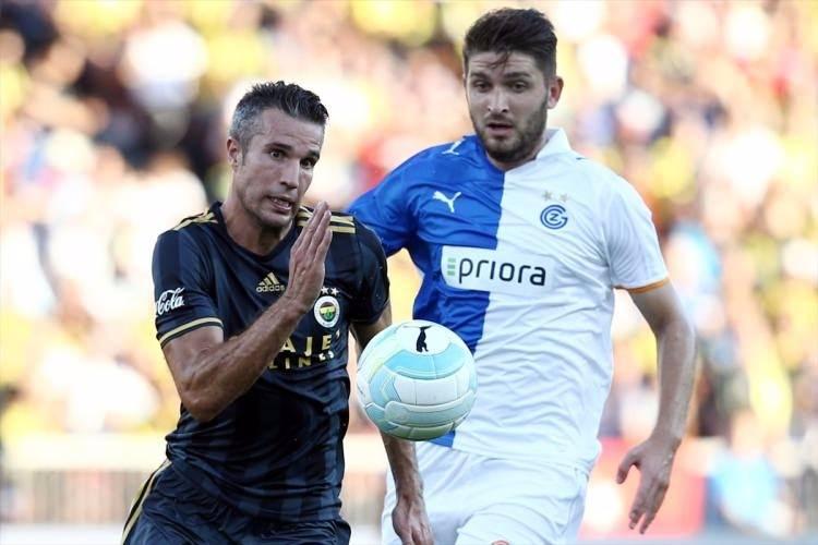 <p>İşte Fenerbahçe futbol takımındaki oyuncuların yıllık ücretleri;<br />
<br />
Robin van Persie 5.5 milyon avro</p>