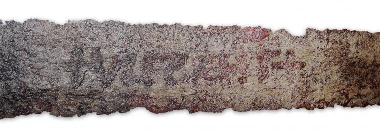 <p><strong>Viking Kılıcı</strong><br />
<br />
Bu görkemli cinayet silahları 9. yüzyılda yapıldı ve bir sanat eseridir. Bunlara Ulfberht kılıcı denir. Sadece 170 tane vardır.</p>
