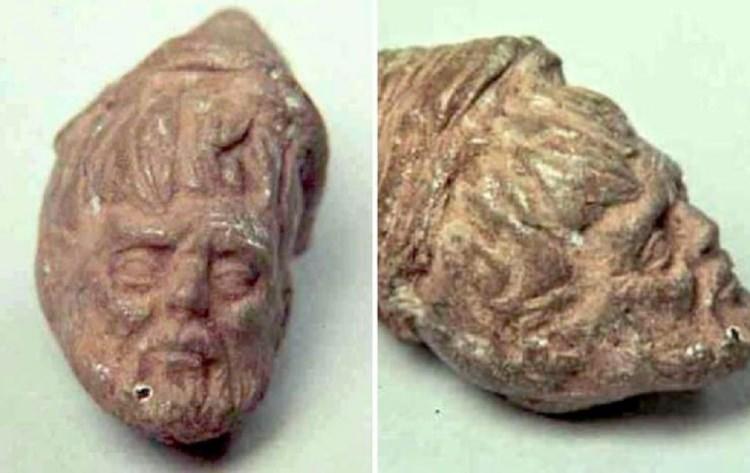 <p><strong>Tecaxic- Calictlahuaca Kafası</strong><br />
<br />
 Bir sürü bilim adamı başlarını 1933 tarihinde Meksika şehrinin yakınlarındaki Toluca Vadisinde bulunan Tecaxic- Calictlahuaca Kafası üzerinde kaybediyordu. Kafanın, Roma ile Amerika arasındaki Kolombiyalılardan önce okyanuslararası temasın teyidinin olduğuna inanılıyor.</p>
